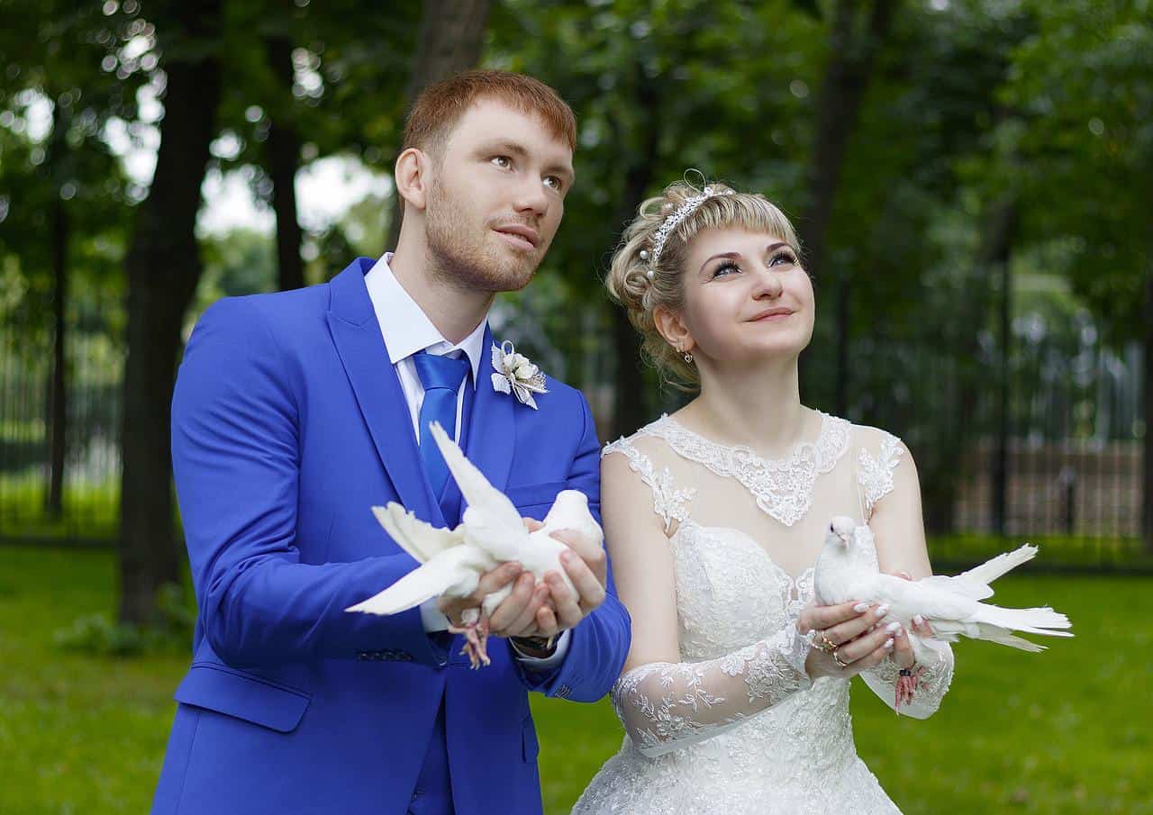 Abito da sposa con collo a collo alto