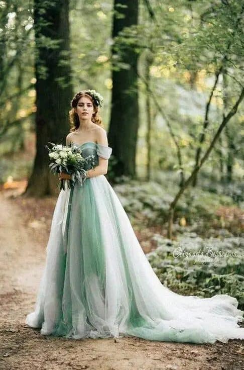 Grünes Hochzeitskleid