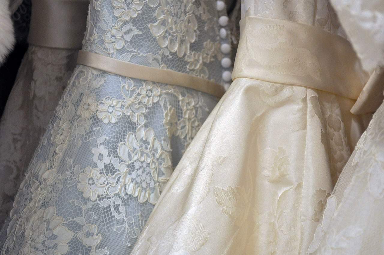 Glitzerndes Hochzeitskleid